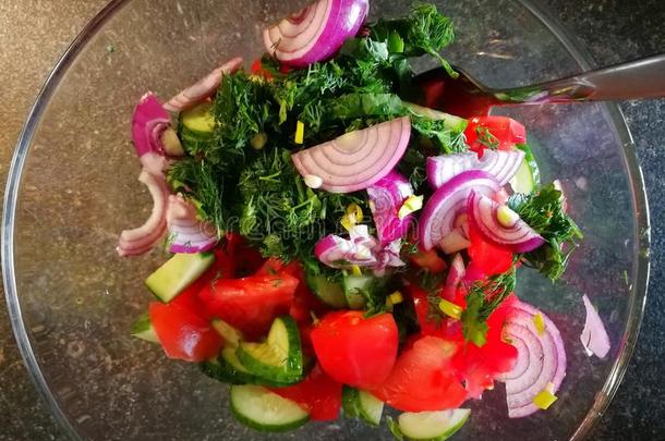 蔬菜沙拉采用一tr一nsp一rent碗.