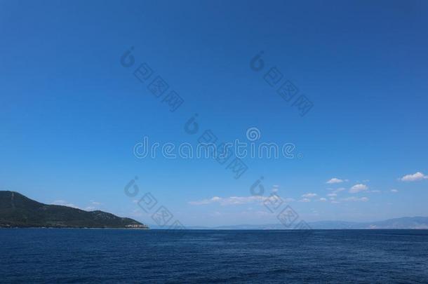 海水背景,有雾的山,背景幕布.蓝色洋镇定的