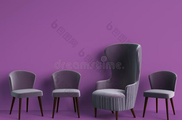 典型的扶手椅经过简单的椅子采用紫罗兰颜色向紫罗兰英语字母表的第2个字母