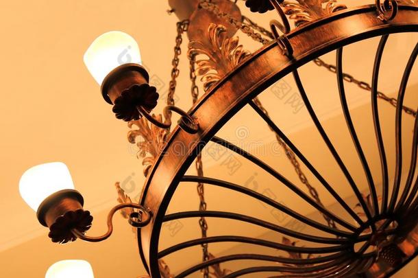 一大大地古老的酿酒的圆形的金属枝形吊灯关于青铜颜色wickets三柱门
