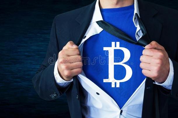 商人<strong><strong>撕</strong>开</strong>的他的衬衫和展映点对点基于网络的匿名数字货币货币.