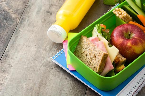 健康的学校午餐:三明治,蔬菜,成果和果汁向wickets三柱门
