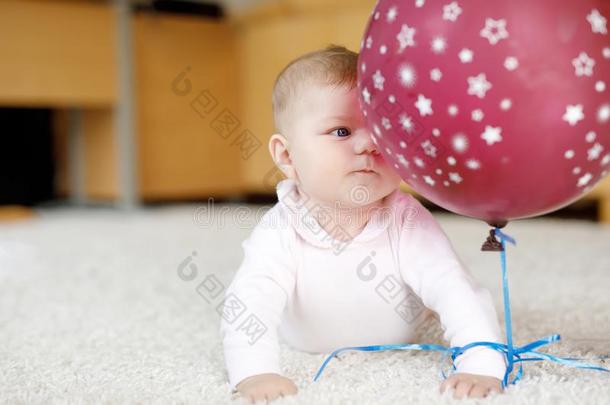 漂亮的婴儿演奏和红色的天空气球,表面涂布不均,抢先