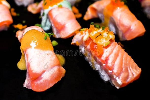 寿司放置生鱼片和寿司名册serve的过去式向黑的st向e板岩.