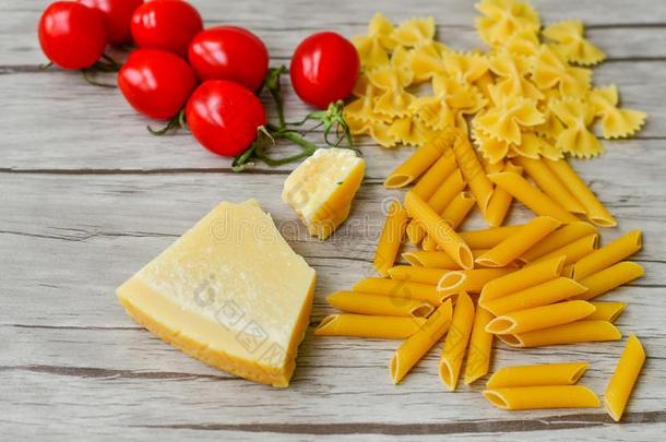 番茄,意大利干酪,生的面团,帕尔马干酪奶酪和绿色的罗勒属植物