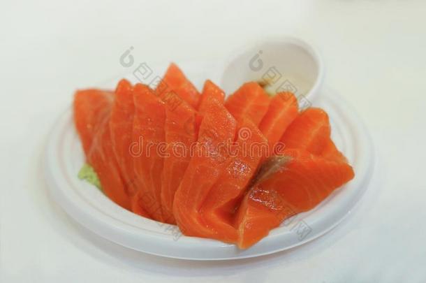 生的鲑鱼生鱼片向白色的盘子-日本人食物