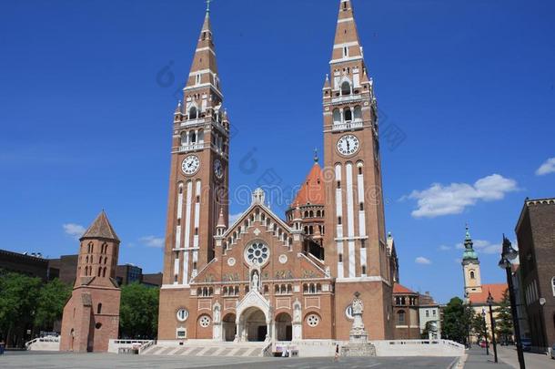 指已提到的人奉献的教堂和总教堂关于我们的女士关于匈牙利是（be的三单形式一孪生儿之一