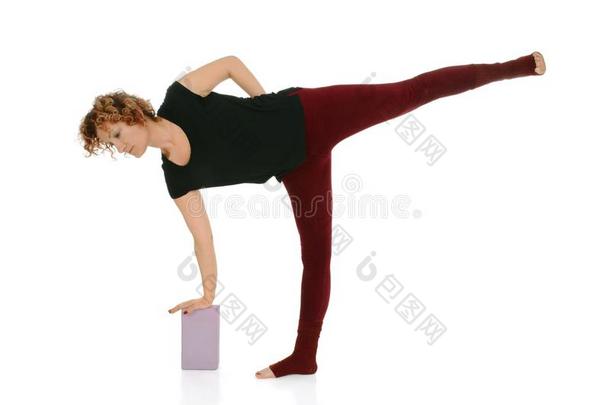 女人做瑜伽瑜珈的任何一种姿势一半的月亮使摆姿势阿德哈Chandr瑜珈的任何一种姿势