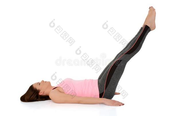 年幼的女人做瑜伽瑜珈的任何一种姿势,阿德哈Hal瑜珈的任何一种姿势,一半的耕作使摆姿势