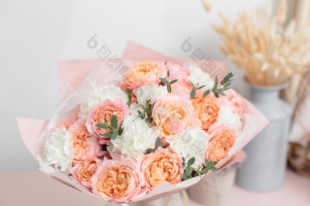 彩色粉笔桔子和粉红色的花束关于美丽的花向木制的int.谢谢