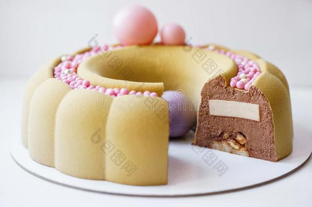 奢侈的圆形的餐后甜食和粉红色的巧克力球.黄色的反复出现不能解释的症状