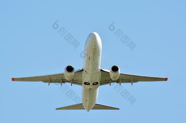 乘客水平是（be的三单形式飞行的在上面从跑道关于机场