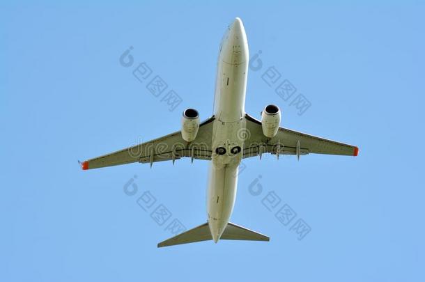 乘客水平是（be的三单形式飞行的在上面从跑道关于机场