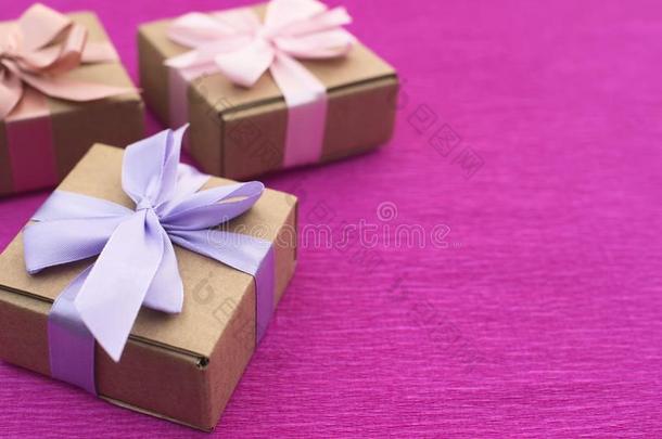 节日的作品num.三牛皮纸盒和礼物向明亮的粉红色的