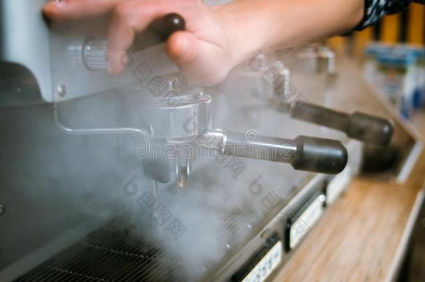 咖啡豆机器冒热气的酿造热的饮料
