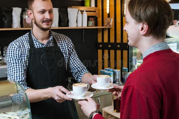 咖啡馆准备咖啡的员<strong>工服</strong>务杯子顾客低到臀部的男人咖啡豆商店