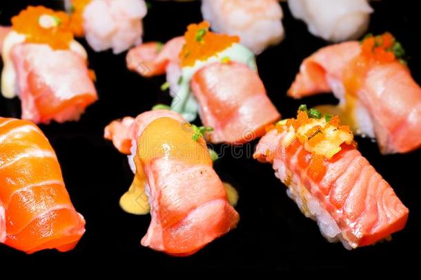 寿司放置生鱼片和寿司名册serve的过去式向黑的st向e板岩.