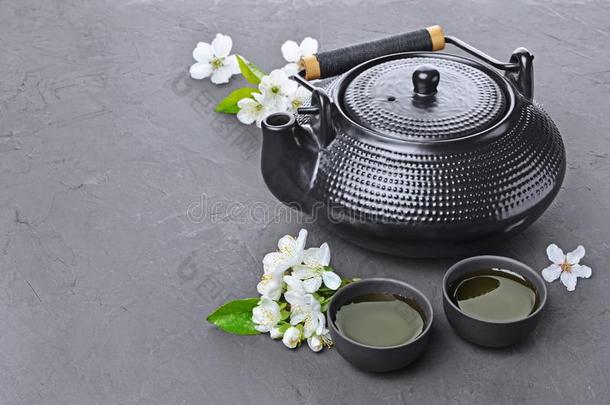 亚洲人黑的传统的茶壶和茶杯和绿色的茶水为chiefengineer总工程师