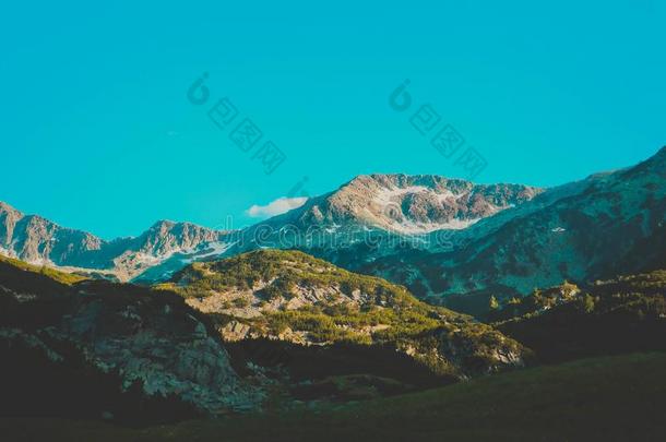 美丽的看法向指已提到的人高的绿色的山山峰,向指已提到的人蓝色Slovakia斯洛伐克