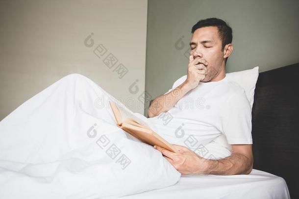 一男人阅读书