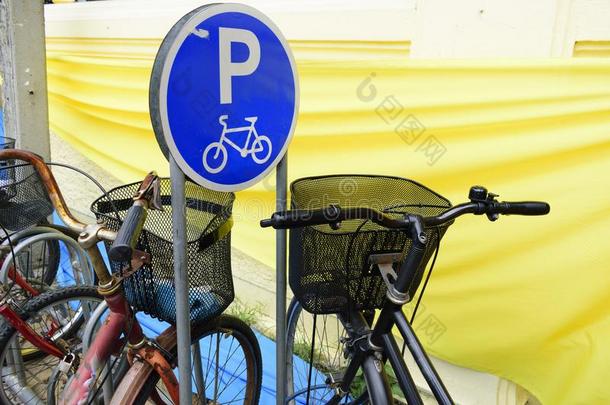 自行车停放采用扇形棕榈细纤维