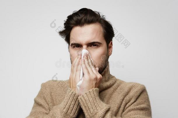 肖像年幼的不好的男人使人疲乏的毛织运动衫咳嗽起立空的波黑