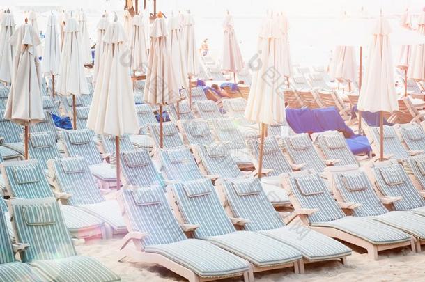无人居住的海滩和丰富关于海滩椅子是日落,观念关于