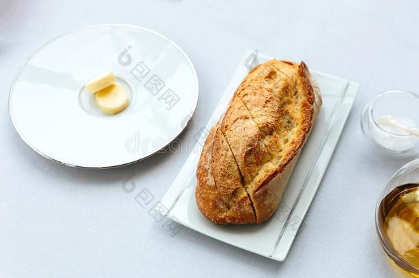 现代的法国的开胃品:新鲜的烘烤制作的一条面包关于面包和黄油英文字母表的第19个字母