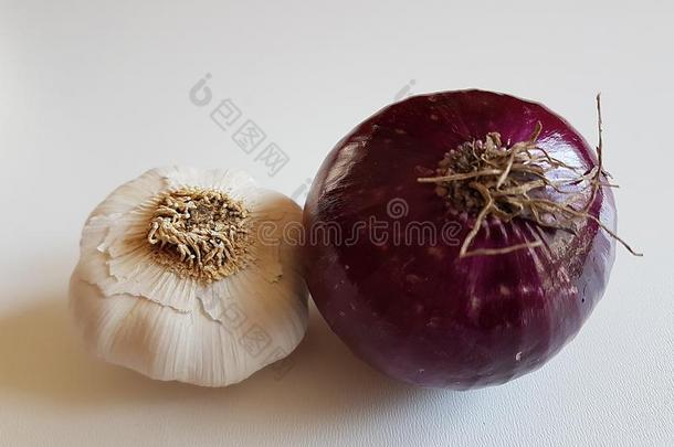 新鲜的生的紫色的洋葱蔬菜自然的严格的素食主义者食物向白色的用绳子拖的平底渡船