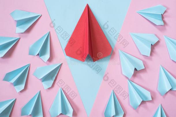 蓝色纸飞机环境指已提到的人大的红色的纸飞机英语字母表的第15个字母