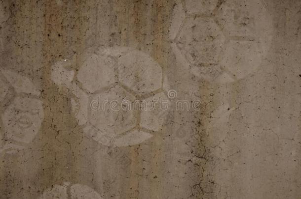 足球照片向水泥背景,足球蜕下的皮向墙