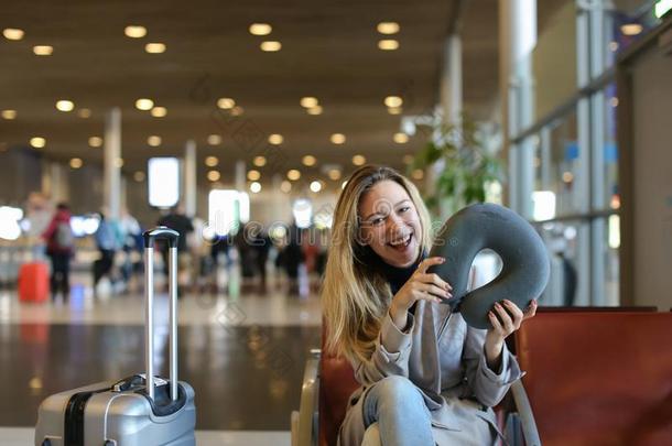 女孩一次和<strong>颈枕</strong>头和行李采用机场wait采用g袋鼠