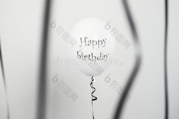 黑的和白色的气球和生日问候