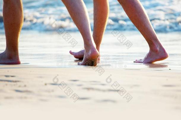 人步行向海滩