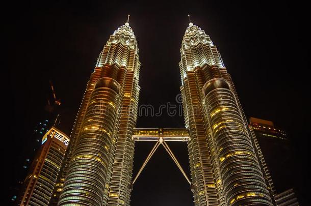 马来西亚<strong>石油公司</strong>总部所在地：马来西亚主要业务：炼油塔在夜