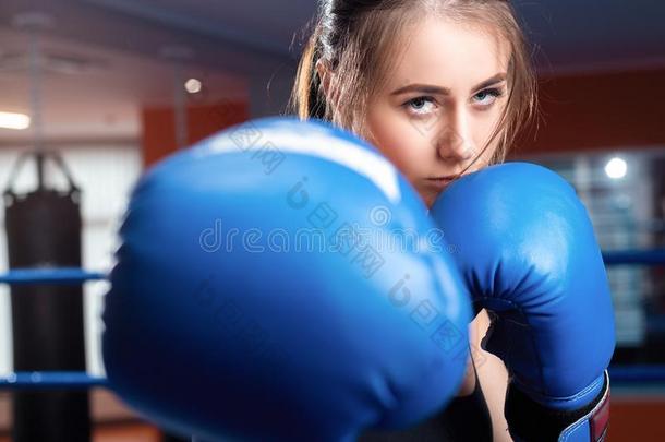 女人和黑的<strong>拳击</strong>外衣和<strong>拳击拳击</strong>手套向h和s<strong>拳击</strong>