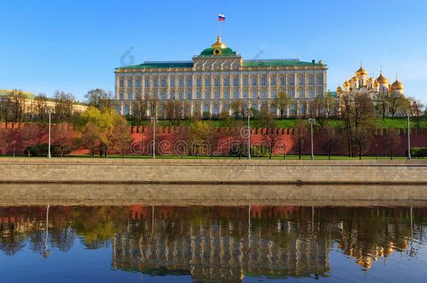 建筑物关于宏大的城堡宫向指已提到的人莫斯科河背景