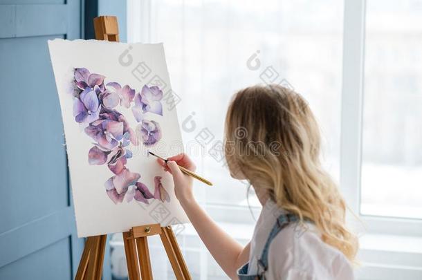 艺术家生活方式颜料业余爱好女人绘画水彩
