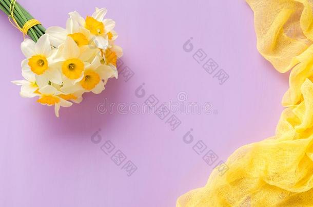 水仙花花束和黄色的纺织品装饰向紫罗兰彩色粉笔