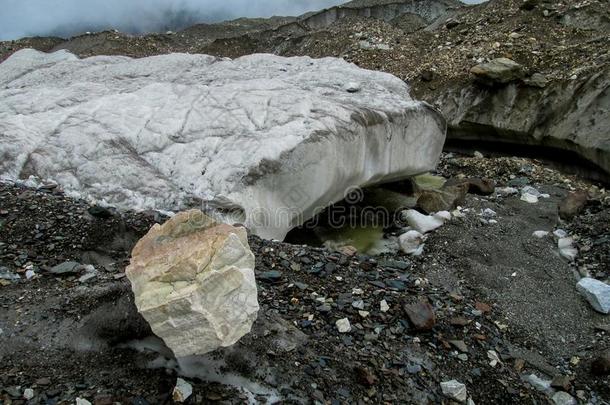 冰河湖和冰山和灰色石头
