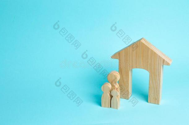 一年幼的家庭和孩子们是（be的三单形式起立在近处一木制的房屋.Thailand泰国