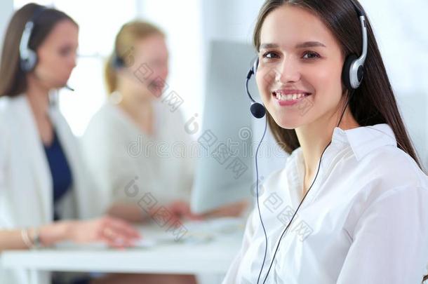 微笑的女商人或热线服务电话operat或和戴在头上的耳机或听筒和比较两个或多个文件