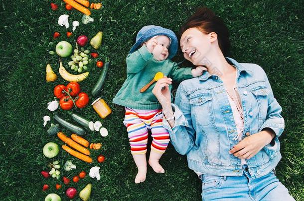 健康的家庭营养.母亲和婴儿和成果和植物