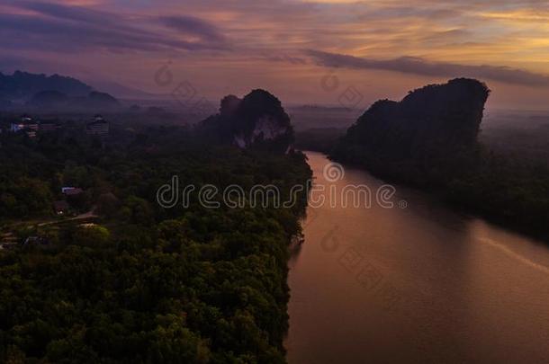 空气的看法风景关于山采用黎明时间,甲米Thailand泰国