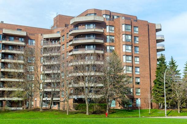 现代的各户有独立产权的公寓建筑物和巨大的窗采用蒙特利尔
