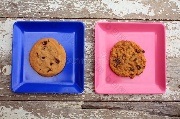两个不同的有色的正方形和盘子和甜饼干