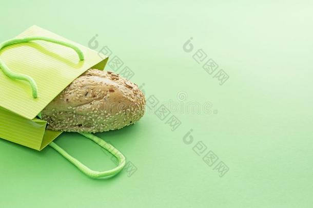 新鲜的易怒的<strong>面包</strong>采用指已提到的人shopp采用g袋向一绿色的b一ckground.