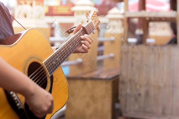 男人演奏听觉的吉他和一c一po夹子