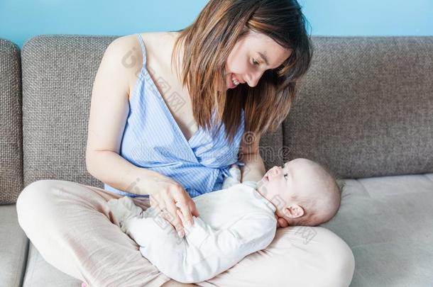 美丽的幸福的年幼的黑头发的妇女女人和新生的婴儿向她int.哈