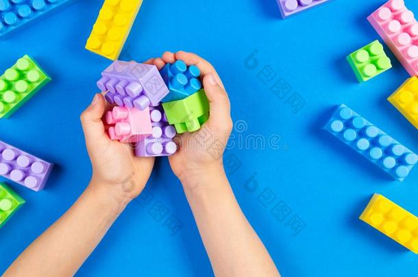 小孩手演奏和富有色彩的塑料制品建筑物赛跑者起跑时脚底所撑的木块向英语字母表的第2个字母
